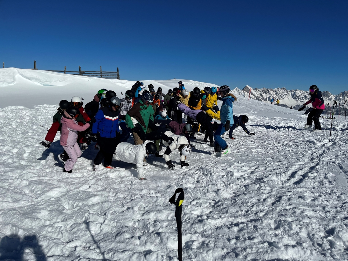 Aufwärmspiel im Schneesportkurs